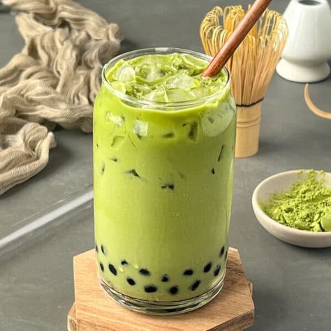 Iced matcha bubble tea in a tall glass with stirrer in it. Matcha Ice Tea, Macha Milk Tea, Minuman Green Tea, Matcha Milk Tea Aesthetic, Matcha Bubble Tea Aesthetic, Matcha Boba Tea Recipe, Matcha Boba Aesthetic, Matcha Milk Tea Boba, Boba Green Tea