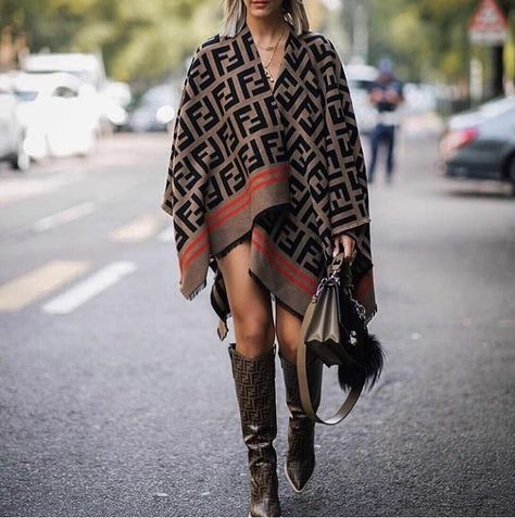 #fendi Winter Pullover Outfits, Vuitton Outfit, 2020 Style, Fashion D, Tassels Fashion, Street Style Paris, Print Trends, Fashion Weeks, Silver Heels