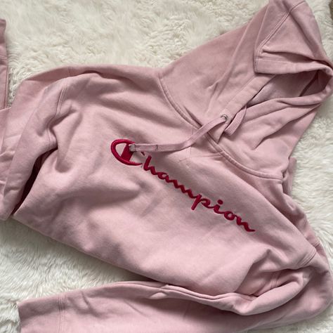 Pink Champion Sweatshirt, Pink Champion Hoodie, Champion Cropped Hoodie, Pink Cropped Hoodie, Light Pink Hoodie, Hoodie Fits, Hoodie Brands, Champion Sweatshirt, Causual Outfits