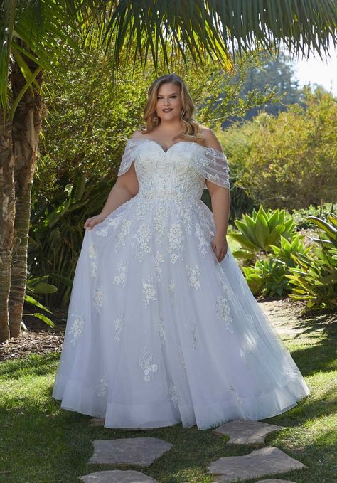 Lorraine Wedding Dress Woodland Wedding Dress, Curvy Wedding Dress, Plus Size Wedding Dresses With Sleeves, Homecoming Dresses Corset, Curvy Wedding, Plus Size Bridal Dresses, Elegant Ball Gowns, Plus Size Wedding Dresses, Curvy Bride