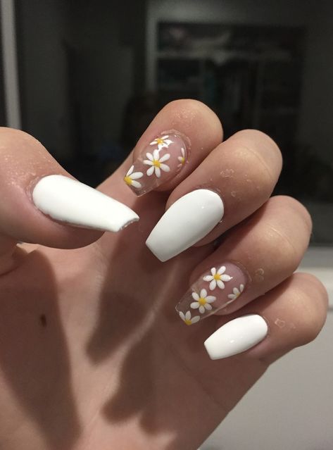 White Gel Nails, Kutek Disney, Spring Acrylic Nails, Daisy Nails, White Acrylic Nails, Simple Acrylic Nails, Her Nails, Cute Gel Nails, Acrylic Nails Coffin Short