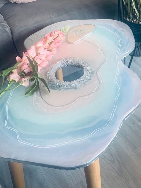 Resin Table Ideas, Blue Resin Art, Resin Art Table, Resin Side Table, Diy Resin Tray, Resin Art Canvas, Resin And Wood Diy, Flower Birthday Party, Resin Work