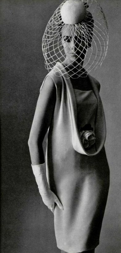 1964. L'Officiel. Model Australian Maggie Eckhart. Dress by Pierre Cardin.  Photo by Philippe Pottier (B1905-D1991) Mode Retro, Vogue Vintage, Dior Collection, Fashion 1960s, Sixties Fashion, Look Retro, Vintage Fashion Photography, Mode Chic, Vintage Couture