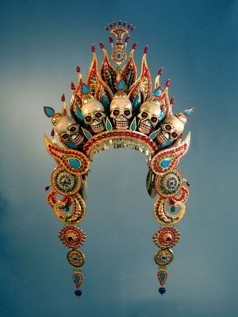 this is different. Skull Crown, Head Dresses, Kali Goddess, Tibetan Art, Head Dress, Poses References, Buddhist Art, Tiaras And Crowns, Mode Vintage