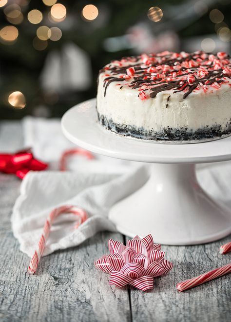 Gluten Free Peppermint Cheesecake, Peppermint Oreo Cheesecake, Peppermint Chocolate Cheesecake, Peppermint Cheesecake Recipes, White Chocolate Peppermint Cheesecake, Christmas Cheesecakes, Peppermint White Chocolate Cheesecake, Candy Cane Cheesecake, Chocolate Peppermint Cheesecake