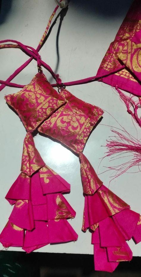 Lehnga Latkan Designs Latest, Blouse Tassels Designs Latest, Handmade Tassels For Blouse, Blouse Dori Hangings, Latkan Ideas, Dori Designs, Latkan Designs, Basic Blouse Designs, Chudithar Neck Designs