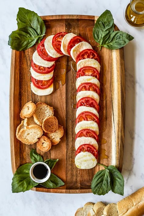 Caprese Candy Cane Board Christmas Cheese Tree, Christmas Party Appetizers, Winter Appetizers, Christmas Finger Foods, Christmas Cheese, Christmas Appetizers Party, Xmas Dinner, Christmas Homemade, Christmas Apps