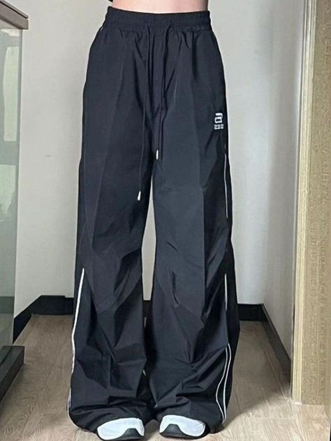 Hip Hop Pants, Track Pants Women, Sports Pants Women, Vintage Preppy, Moda Streetwear, Streetwear Mode, Trouser Outfits, Crop Top Dress, 90s Streetwear