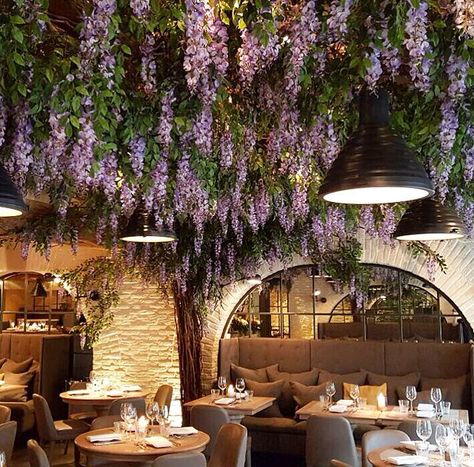 Flower Ceiling Restaurant, Flower Wall Restaurant, Restaurant Flowers, Spring Restaurant, Cafe Interiors, Flower Cafe, Flower Ceiling, Luxury Restaurant, Steak House