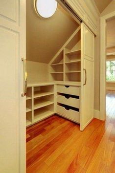 Walk In Closet Small, Rumah Moden, تحت الدرج, Små Rum Lidt Plads, Attic Bedroom Storage, Master Bath And Closet, Attic Renovation Ideas, Attic Closet, Attic Bathroom