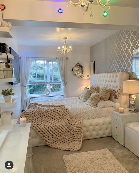 New Rooms Bedrooms, Redoing Bedroom Ideas, Huge Rooms Bedrooms, Panel Bedroom Ideas, Room Ideas Rich, Rich Teen Bedroom, Bedroom Asethic, Rich Girl Room, Bedroom Ideas Big Room