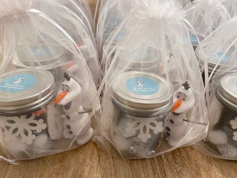 Mini Play Dough Discovery Jars! Perfect as a party favor for any Frozen fanatic ORDER IN BULK Favors include: *build-a-snowman pieces *Icicles and snowflakes *jewels and pom-poms *Olaf figurine *chiffon wrap baggie with everything inside!! Message me with any specifications 8oz jars full of hands-on fun. This order is eligible for FREE LOCAL PORCH PICKUP on Long Island, NY. Please message me so we can arrange!  *Use code: FREESHIP4LI at checkout Snowman Playdough, Play Dough Party, Frozen Play, Sensory Jars, Playdough Party, Frozen Party Favors, Favour Jars, Playdough Kits, Frozen Themed