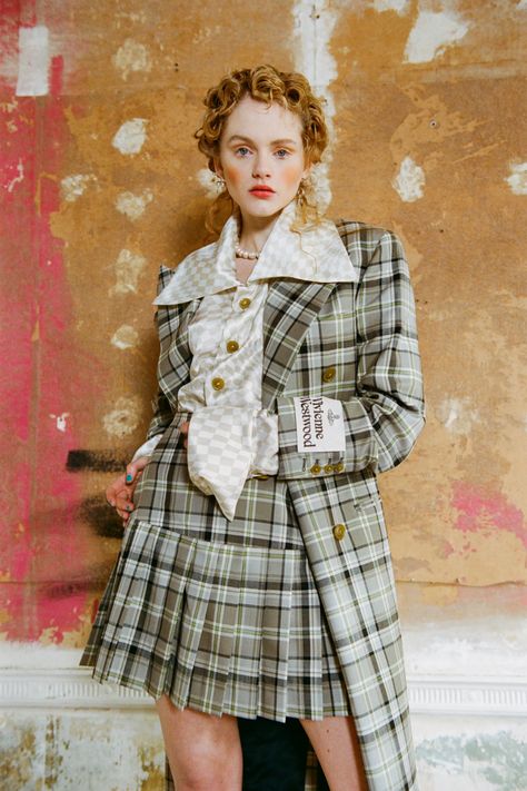 Vivienne Westwood Fall 2021 Ready-to-Wear Collection - Vogue Vivienne Westwood Fashion, East Coast Fashion, Mode Rihanna, Moda Punk, Jenny Packham, Vogue Russia, Anna Sui, Student Fashion, Kilt