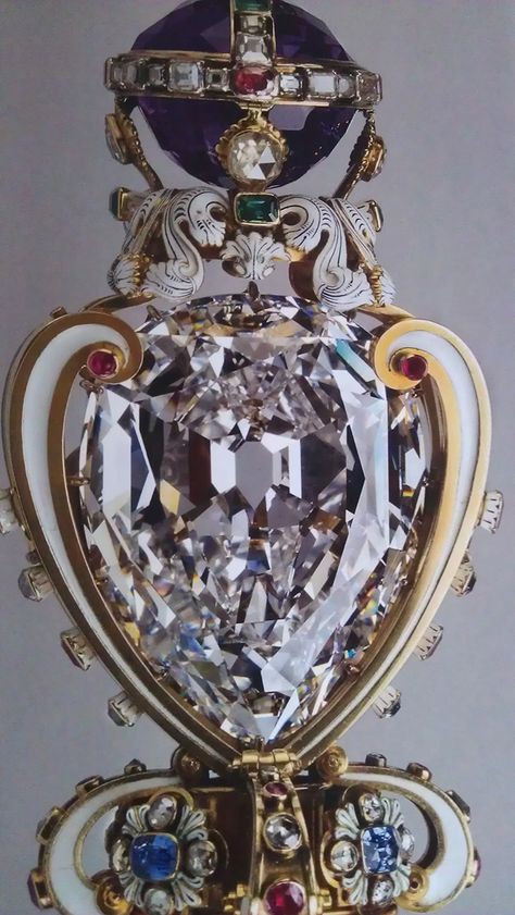 The Legendary #Cullinan #Diamonds - all you need to know! Follow the link. Cullinan Diamond, Historical Sculptures, British Crown Jewels, The Crown Jewels, Royal Crown Jewels, Royal Crowns, Fotografi Vintage, Royal Jewels, Royal Jewelry