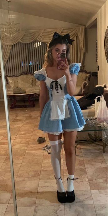 Alice In Wonderland Alice Costume, Alice Halloween, Alice Costume, Classy Halloween Costumes, Hot Halloween Outfits, Halloween Coustumes, Pretty Halloween Costumes, Duo Halloween Costumes, Couples Halloween Outfits