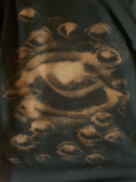 Eye Shirt Aesthetic, Bleached Black Hoodie Art, Bleached Eyes On Shirt, Bleach Tie Dye Aesthetic, Bleached Long Sleeve Shirt, Bleach Black Hoodie Diy, Drawing On Tshirt Diy, Aesthetic Bleached Shirt, Bleached Black Shirt Ideas