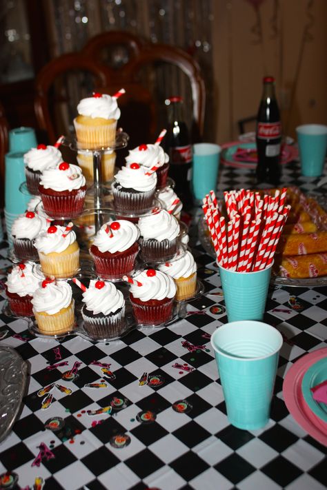 Table setting with "Milkshake" cupcakes for Nicole's 1950's themed birthday party. 50s Themed Bachelorette Party, 50s Birthday Party Theme, Vintage Birthday Party Aesthetic, Diner Party Ideas, 50s Diner Party, 50s Birthday Party, Vintage Theme Party, 1950s Party Ideas, 1950s Theme Party