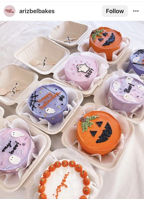 Bento Cake Design Halloween, Vintage Halloween Cupcakes, Realistic Halloween Cakes, Fall Mini Cake Designs, Spooky Mini Cakes, Cute Halloween Birthday Theme, Fall Lunch Box Cakes, Halloween Cake Inspiration, Halloween Small Cakes