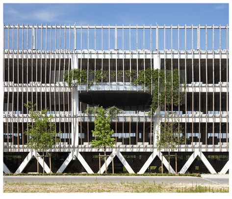 Completed in 2010 in Soissons, France. Images by Luc Boegly. Located in Soissons close by the famous Saint Jean-de-la Vigne abbey, the new 600 space capacity “Les Yeux Verts” multi-storey car park is... Parking Building Architecture, Podium Parking Facade, Parking Building Design, Multistory Parking, Podium Parking, Car Park Design, Parking Plan, Parking Lot Architecture, Parking Building