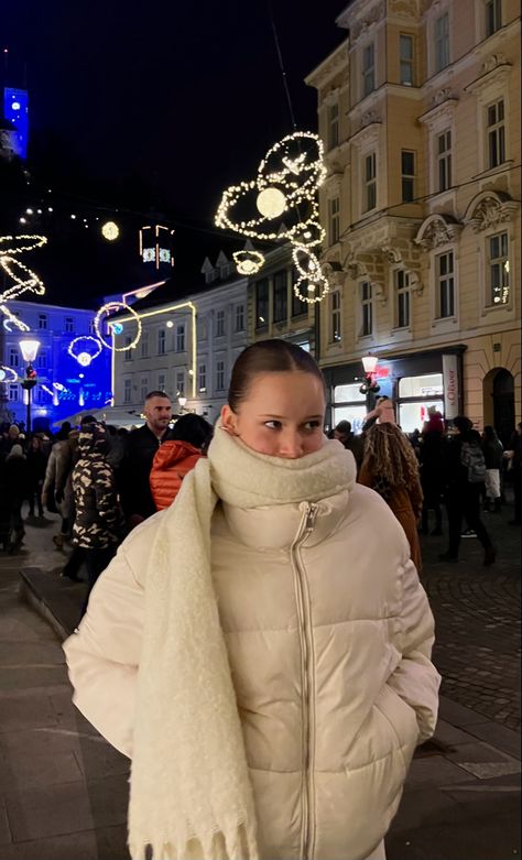 Puffer Scarf Outfit, Beige Puffer Outfit, Big Puffer Jacket Outfit, White Puffer Coat Outfit, Scarf Puffer Jacket, Cream Puffer Jacket Outfit, Beige Scarf Outfit, Beige Puffer Jacket Outfit, Christmas City Lights