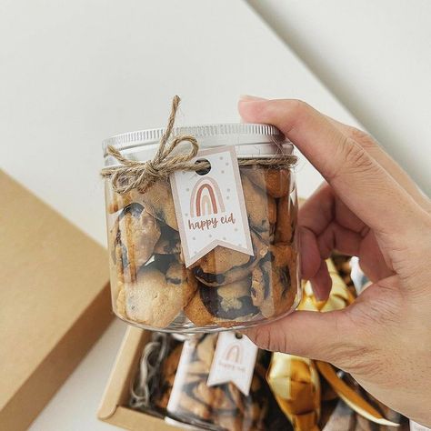 Cookies Doorgift Ideas, Cookie Bottle Packaging, Biskut Raya Packaging, Hampers Lebaran Cookies, Cookies Doorgift, Holiday Cookie Box Ideas, Cookies Packaging Ideas, Cookie Packaging Ideas, Hampers Packaging