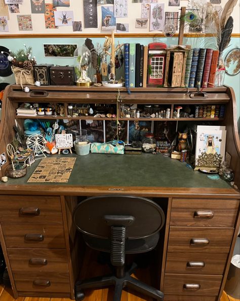 Adventurer Bedroom Aesthetic, Desk Organization Aesthetic Vintage, Vintage Style Desk Setup, Brown Room Aesthetic Vintage, Clean Retro Room Aesthetic, Rolling Top Desk, Grunge Desk Aesthetic, Desk Ideas Aesthetic Vintage, Desk Vintage Aesthetic