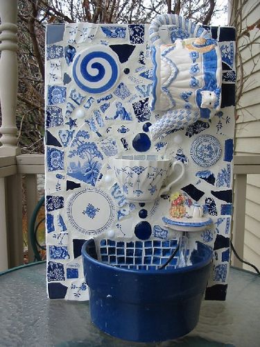 Mosaic tabletop fountain, love the idea and the blue and white ! Sorry, no instructions for this Teapot Fountain, Mosaic Garden Art, Blue Fountain, Mosaic Art Projects, Mosaic Tile Art, Mosaic Stained, Tabletop Fountain, Mosaic Madness, White Mosaic