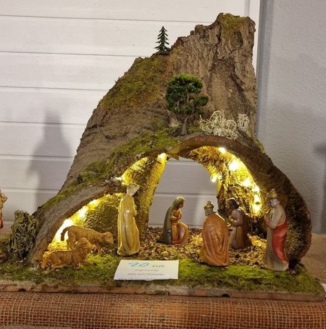 Pesebres Navidad Ideas, Christmas Nativity Scene Diy, Christmas Cave, Christmas Nativity Images, Christmas Nativity Scene Display, Christmas Crib Ideas, Nativity Scene Diy, Nativity Scene Display, Affordable Christmas Decorations