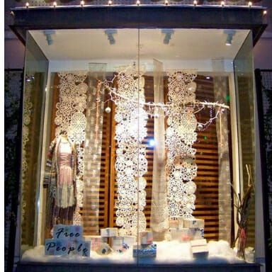 12 Window Display Ideas For Boutiques Winter Window Display, Boutique Window Displays, Window Display Ideas, Christmas Shop Window, Boutique Window, Boutique Hub, Window Display Retail, Store Window Display, Christmas Window Display