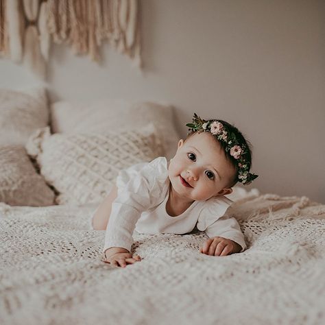 Baby Girl Photoshooting Ideas, Baby Girl Photoshooting, Baby Photoshoot Ideas, Couple With Baby, 6 Month Old Baby, Floral Halo, Fairytale Photography, Baby Poses, Foto Baby