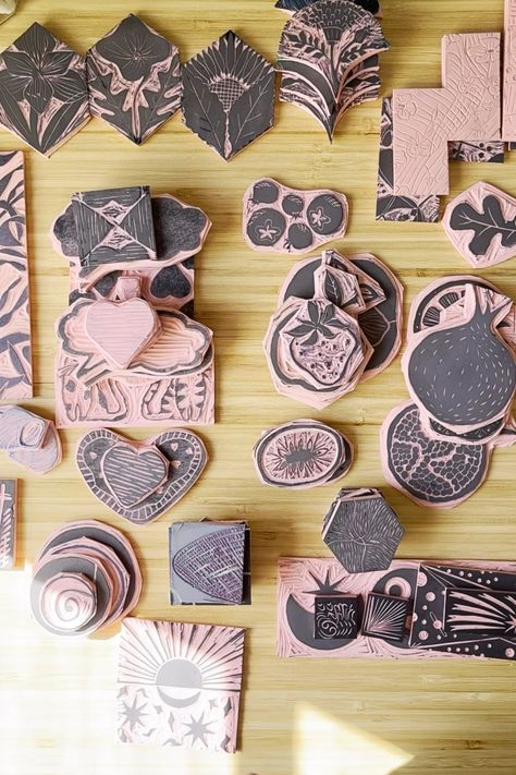 How To Make Blocks For Block Printing, Block Carving Printmaking, Block Print Ideas Design, Easy Printmaking Designs, Diy Stamp Making, How To Make Block Print Stamp, Fabric Block Printing Diy, Block Printing Tutorial, Lino Print For Beginners