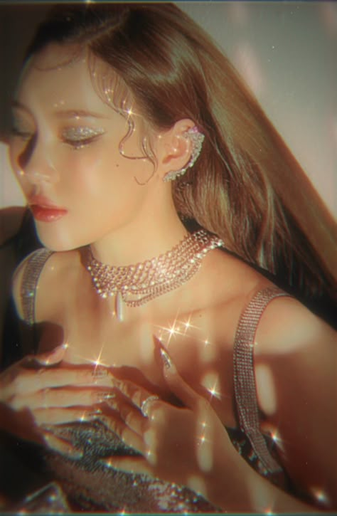 Sunmi Kpop Glitter Aesthetic, Kpop Sparkle Aesthetic, Glitter Editorial Photography, Light And Dark Photoshoot, Kpop Glitter Outfit, Y2k Ethereal Aesthetic, Gold Glitter Photoshoot, Glitter Girl Aesthetic, Glitter Photography Aesthetic