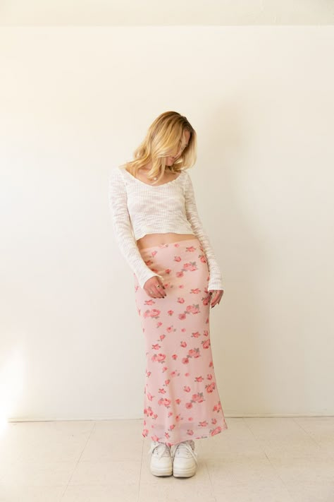 Cute Midi Skirts, Rhobh Outfits, Mesh Maxi Skirt Outfit, 2000 Skirt Outfits, Floral Aesthetic Outfit, Long Pink Skirt Outfit, Long Floral Skirt Outfit, Cute Long Skirt Outfits, Cute Long Skirts