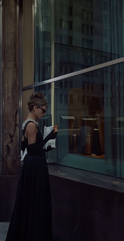 Audrey Hepburn Getting Ready, Breakfast At Tiffany's Aesthetic Wallpaper, Audrey Hepburn Holly Golightly, Aesthetic Iphone Wallpaper Classy, Aesthetic Classy Wallpaper, Audrey Hepburn Aesthetic Outfits, Old Hollywood Wallpaper, Audrey Hepburn Icon, Breakfast At Tiffanys Aesthetic