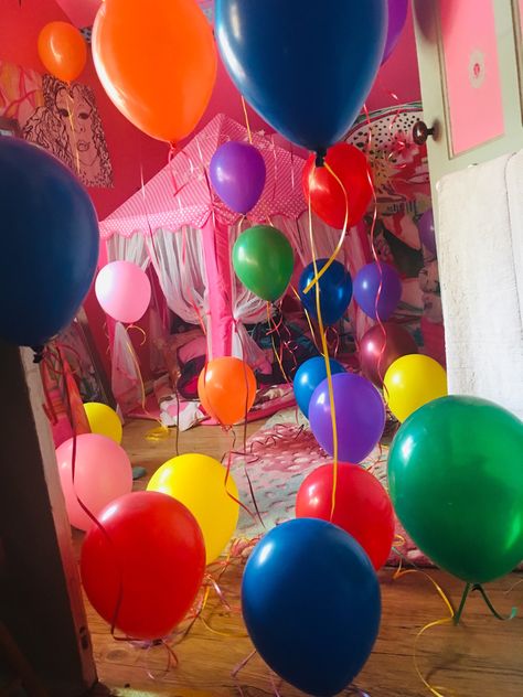 Weird Core Birthday Party, Vintage Clown Birthday Party, Cute Circus Aesthetic, Clown Room Aesthetic, Clown Party Decorations, Kids Birthday Party Aesthetic, Clown Theme Birthday Party, Clown Party Ideas, Class Clown Aesthetic