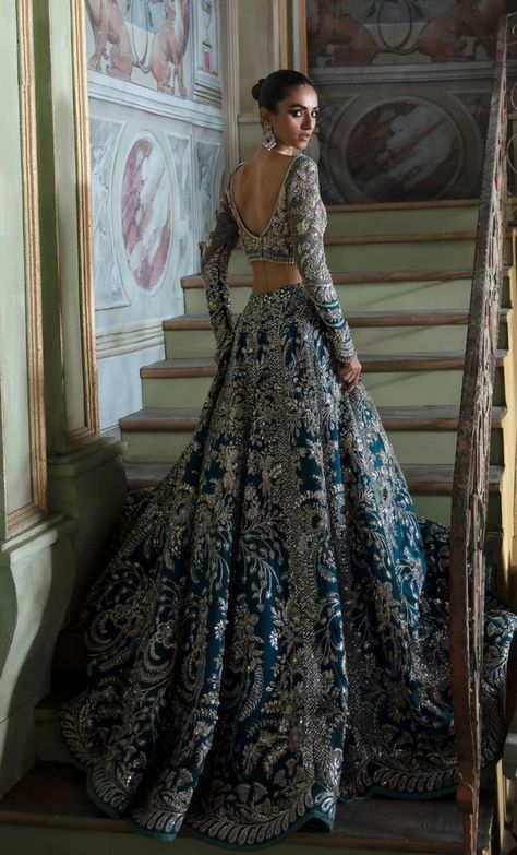 Bridal Lehenga For Mehendi, Sangeet Lengha Bridal, Shaadi Lehenga For Sisters, Grand Indian Dresses, Bridal Sangeet Look, Unique Indian Bridal Outfits, Indian Wedding Outfits Bride, Wedding Garba Outfit, Sangeet Outfit Bridal Indian Weddings