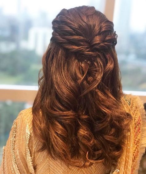 Easy And Trending Hairstyles For Sister Of The Bride! #shaadiwish #indianwedding #hairstyle #hairstyleideas #hairdo #softwavyhairstyle #monthlytrends #septembertrends Open Haïr Style For Saree, Hairstyles For Shadi Function, Open Hairstyles For Party Simple, Party Hairstyles For Girls, Texture Hair, Hair Pics, Engagement Hairstyles, Bridal Bun, Traditional Hairstyle