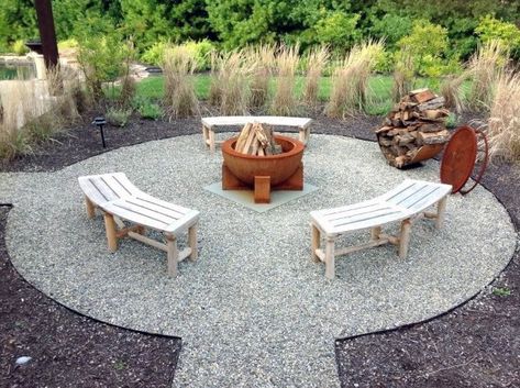 Top 40 Best Gravel Patio Ideas - Backyard Designs Diy Fire Pit Ideas, Stone Backyard, Ormanlık Alan, Pea Gravel Patio, Outside Fire Pits, Fire Pit Materials, Fire Pit Landscaping, Gravel Patio, Fire Pit Furniture