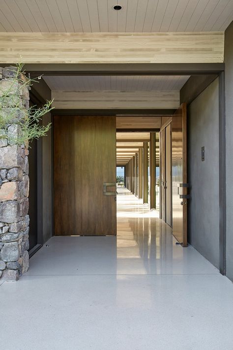 See more of Marmol Radziner's Harvey House on 1stdibs Marmol Radziner, Harvey House, Glass Pavilion, Mid Century Lounge, Modern Entry, Mcm House, Beverly Hills Houses, Long House, Modern Ranch