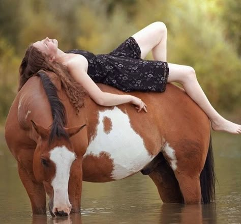 Horse Riding Attire, Horse Photoshoot Ideas, Equine Photography Poses, Horse Senior Pictures, Horse Photography Poses, Foto Cowgirl, Pictures With Horses, Horse And Human, Cute Horse Pictures