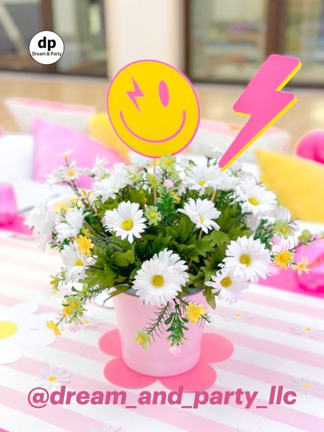 Preppy Party Theme, Preppy Party Decorations, Daisy Centerpieces, Hippie Birthday Party, Anna Victoria, Centerpieces Party, Preppy Party, Hippie Birthday, Party Decor Ideas