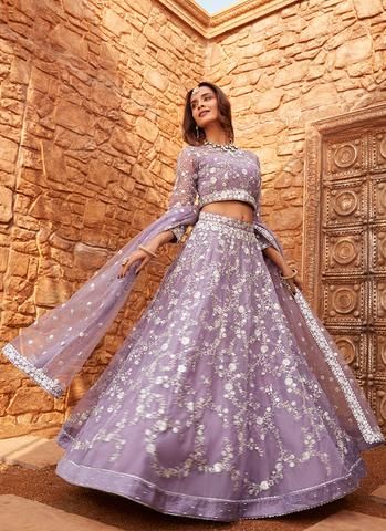 Light Purple Lehenga, Lavender Outfits, Pragya Jaiswal, Unique Wedding Colors, Purple Lehenga, Lavender Bridesmaid, Net Blouse, Daytime Wedding, Organza Lehenga