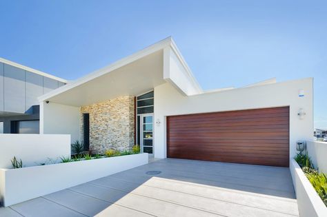 30 Homes That Show Off Their Top-Notch Modern Driveway Modern Driveway, Modern Facade, Driveway Ideas, Driveway Paving, Wood Garage Doors, Driveway Entrance, Driveway Design, Port Macquarie, Contemporary Exterior