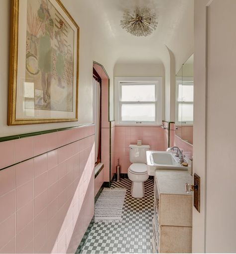 Vintage Pink Tile Bathroom, Pink Vintage Bathroom, Vintage Bathroom Inspiration, Pink Tile Bathroom, Pink Bathroom Tiles, Retro Pink Bathroom, Art Deco Bathrooms, Vintage Pink Bathroom, Pink Tile