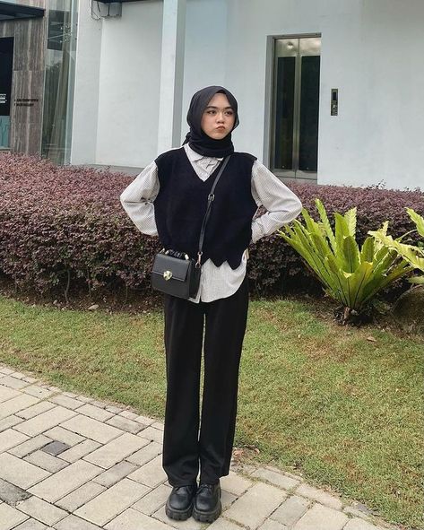 Loafers Hijab Outfit, Vest Outfits For Women Hijab, Vest Outfits Hijab, Korean Black Outfit, Rajut Outfit, Black Outfit Hijab, Maroon Hijab, Ootd Vest, Kulot Pants Outfit Hijab