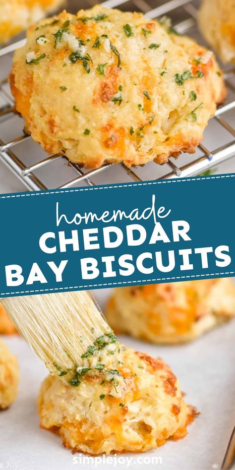 Cheddar Bay Biscuits Recipe, Quick Biscuit Recipe, Keto Rolls, Quick Biscuits, Cheesy Biscuit, Cheddar Bay Biscuits, Pain Au Levain, Cheddar Biscuits, Biscuit Bread