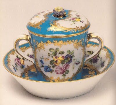 Porcelaine de Sèvres Tea Cup With Lid, Sevres Porcelain, Antique Tea, Vintage Cups, Chocolate Pots, French Furniture, Tea Service, Porcelain Plates, Antique Porcelain