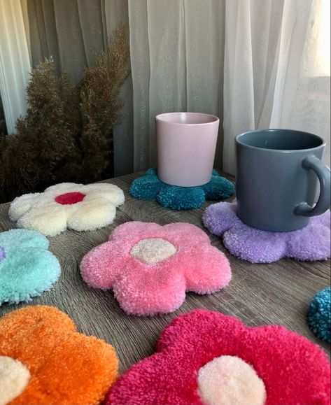 Mini Rug Tufting Ideas, Tufting Ideas Small, Small Tufted Rug Ideas, Small Tufted Rug, Tufting Flower, Tufting Projects, Punch Needle Flower, Tufting Diy, Giant Yarn