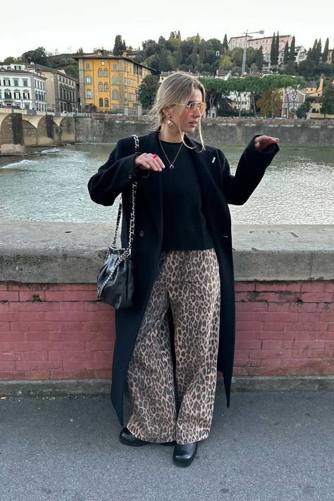 The leopard-print jeans trend is taking off this season. From Ganni to SÃ©zane, shop the best styles here. Print Jeans Outfit, Leopard Pants Outfit, Leopard Print Pants Outfit, Printed Pants Outfits, Leopard Print Outfits, Chique Outfit, Jeans Trend, Animal Print Jeans, Cool Girl Outfits