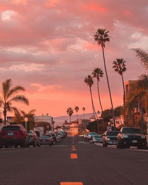 🌇Los Angeles🌇 on Instagram: “LA streets🏝 📱curated by @skyline_specs • 🏙 🌃 • L🌃A🌃 L🏝I🏝F🏝E 📸 @debodoes • 🏖🏙 Want to win free Los Angeles @skyline_specs? Every post liked…” Photographie New York, Los Angeles Aesthetic, Los Angeles Street, Los Angeles Skyline, Stay Gold, 수채화 그림, Sun Sets, Venice Beach, Pretty Places